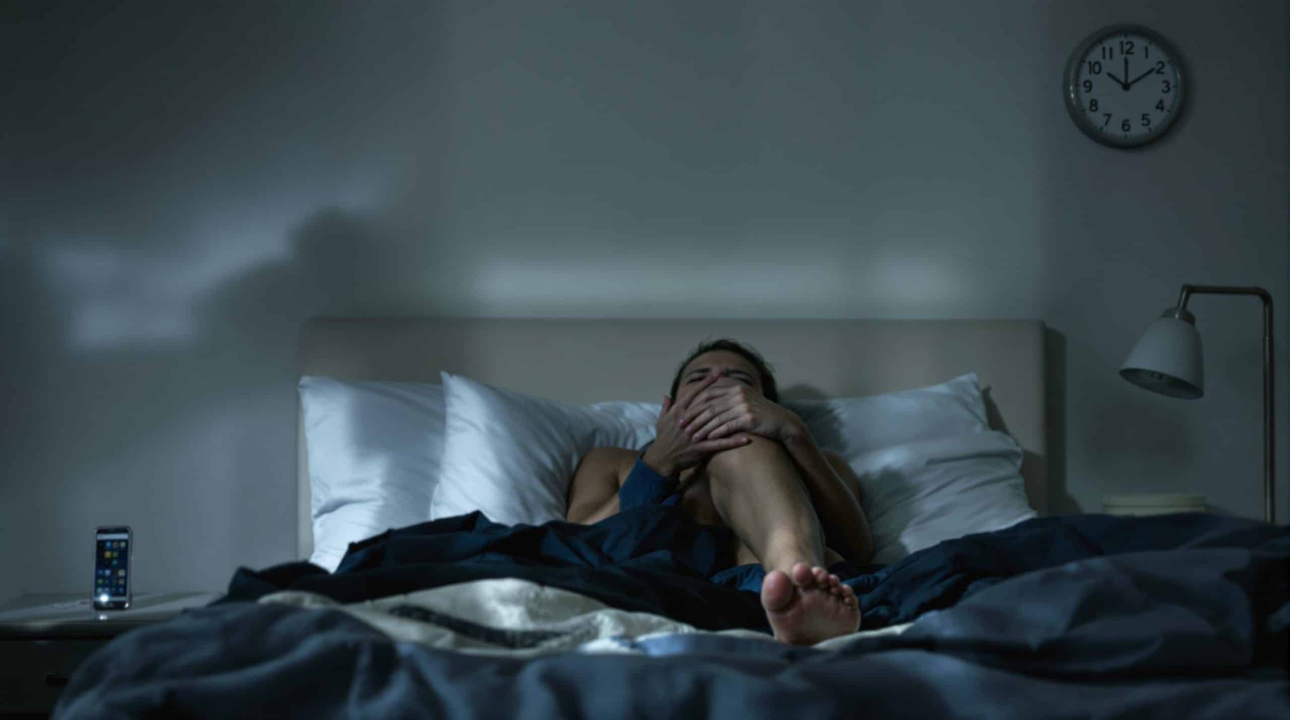 découvrez les principales causes des crampes nocturnes, leurs symptômes et des astuces pour soulager et prévenir cette gêne nocturne. obtenez des conseils pratiques pour garantir des nuits paisibles et reposantes.